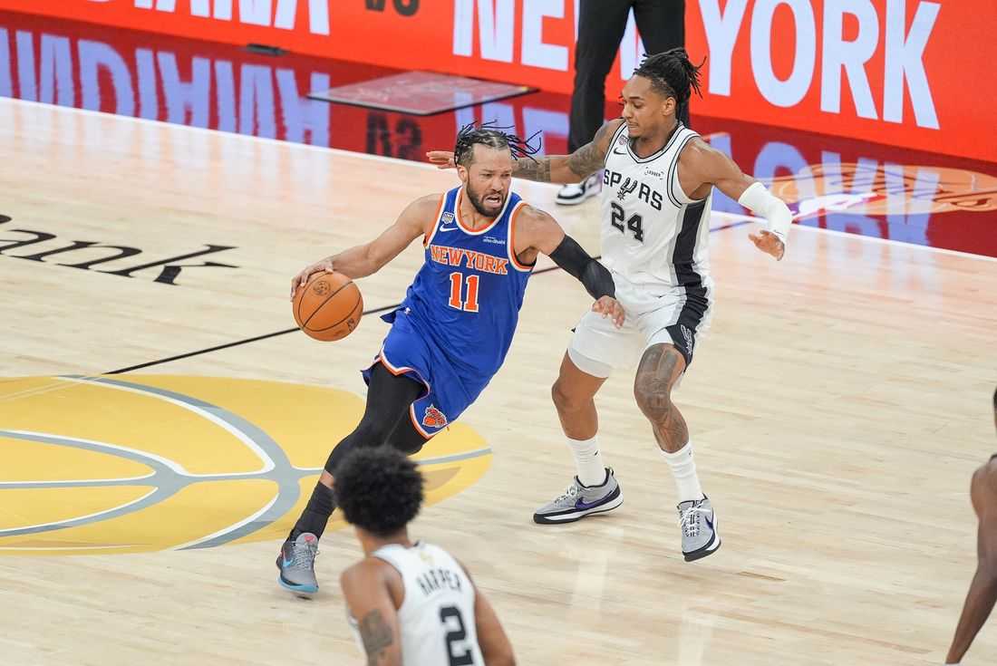 Basketball-Pressure is on as Knicks come home for NBA Finals Game 3