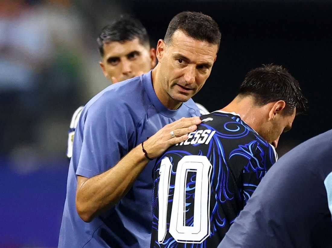Soccer - Scaloni running out of superlatives as Messi continues to break records