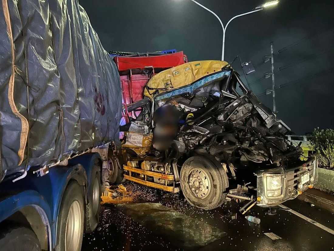 1 dead in 2-truck collision in Pasig
