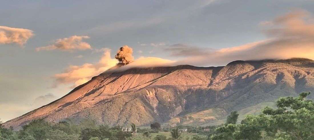 Kanlaon Volcano emits ash twice on Friday morning — Phivolcs