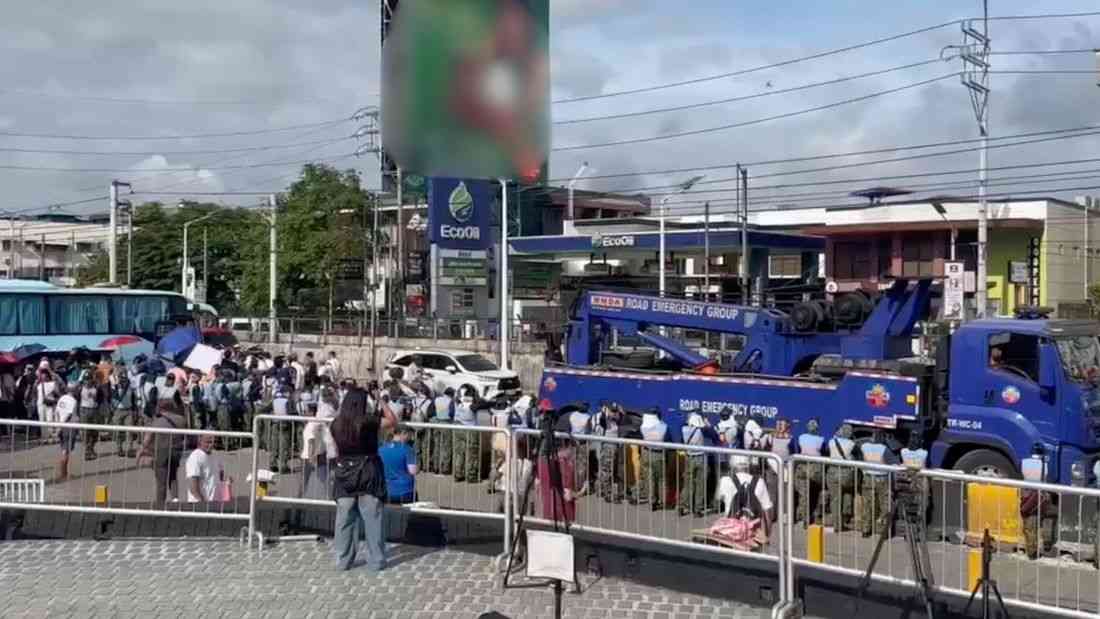 Vehicles parked for INC rally removed from EDSA, White Plains