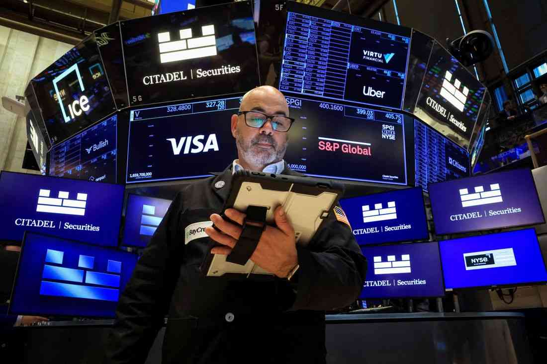 Stocks flat as traders digest Fed comments, oil falls
