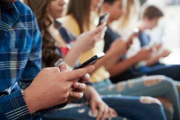 DepEd reminds schools of existing ban on gadget use during class hours