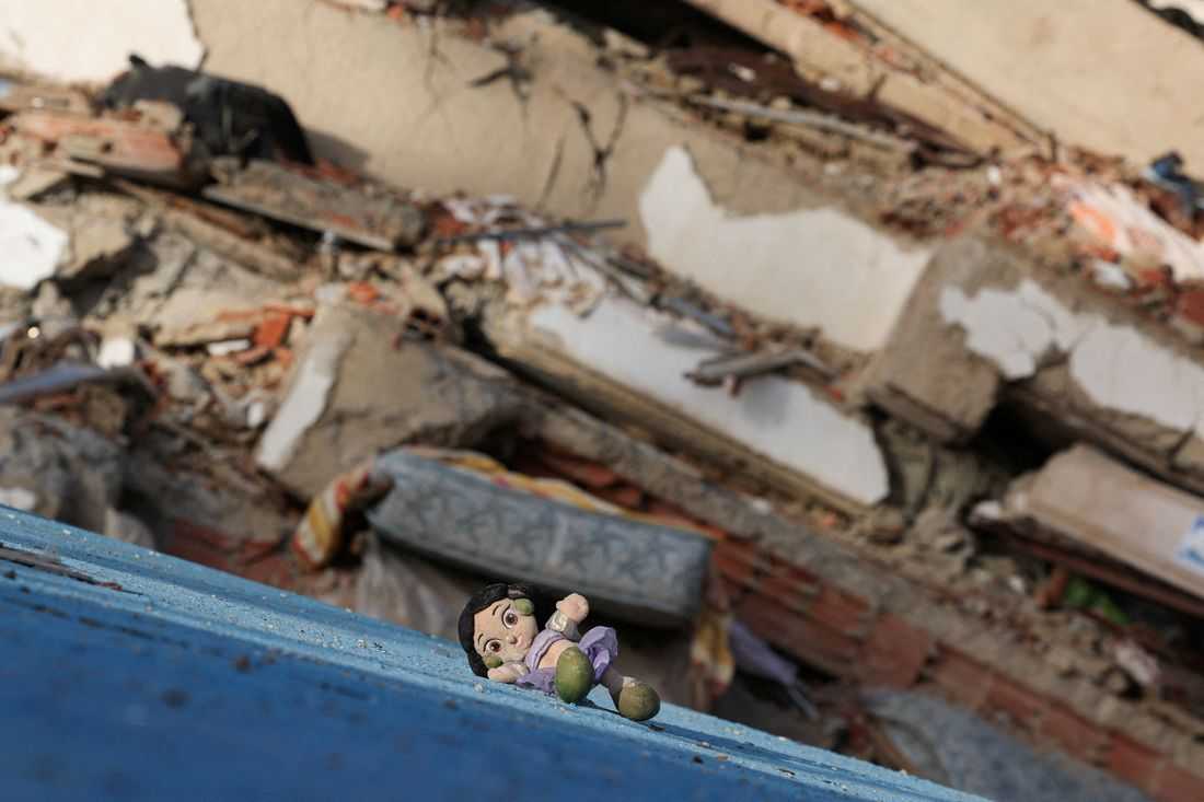 Young survivors of Venezuela quakes run shelters as search drags on