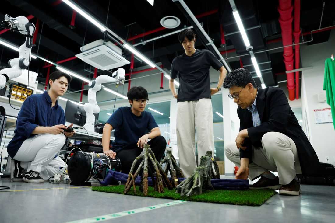 South Korea-US team unveils robotic technology that dresses the wearer