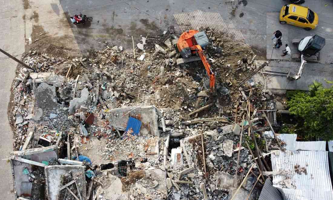 Race to reach trapped survivors offers hope in Colombia quake zone
