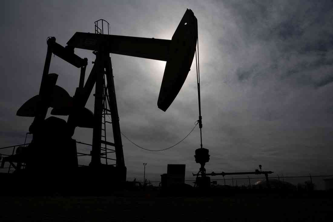 Oil drops on lower demand forecasts despite deadlock in US-Iran talks