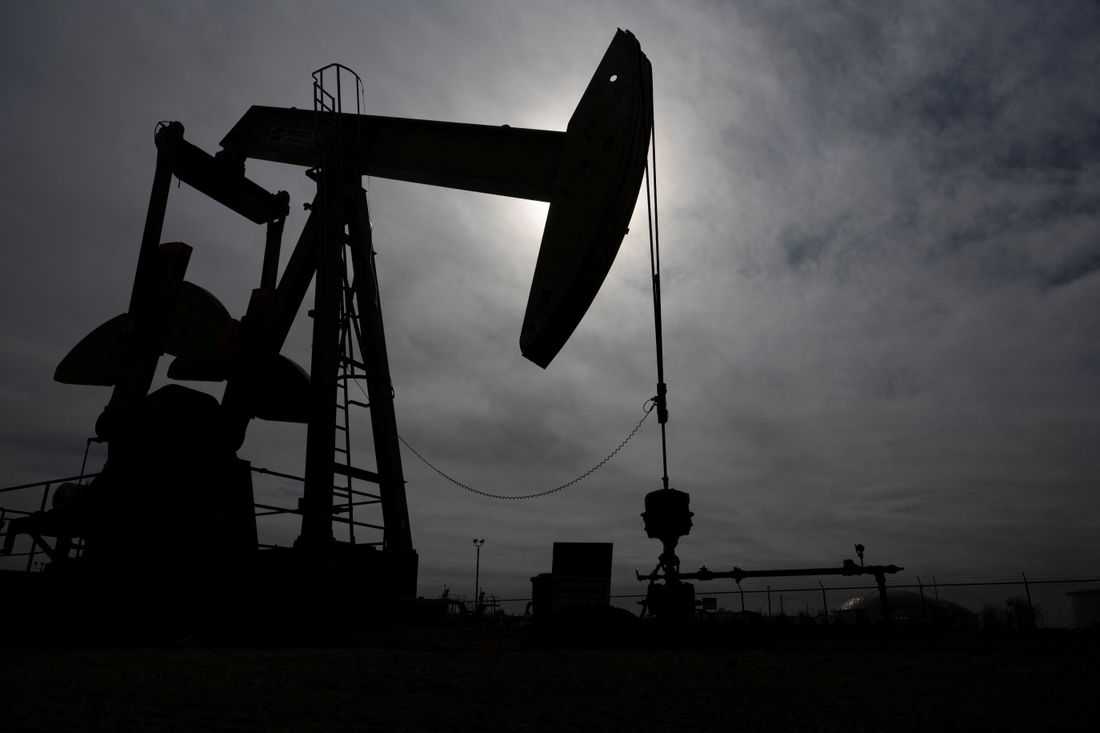 Oil drops on lower demand forecasts despite deadlock in US-Iran talks