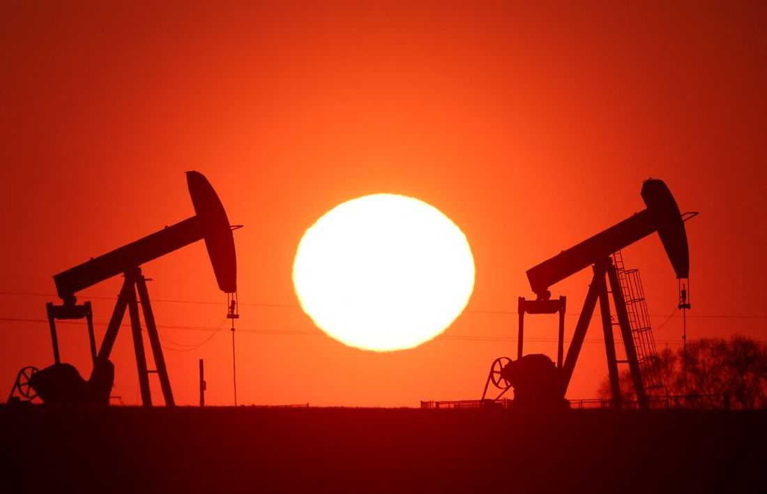 Oil hits one-week low as investors shrug off US sanctions on Iran