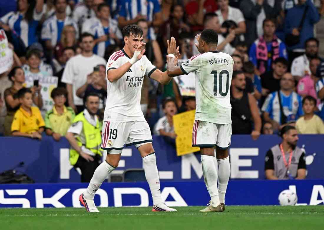 Soccer-Substitute Espi snatches last-gasp winner in Real Madrid LaLiga opener