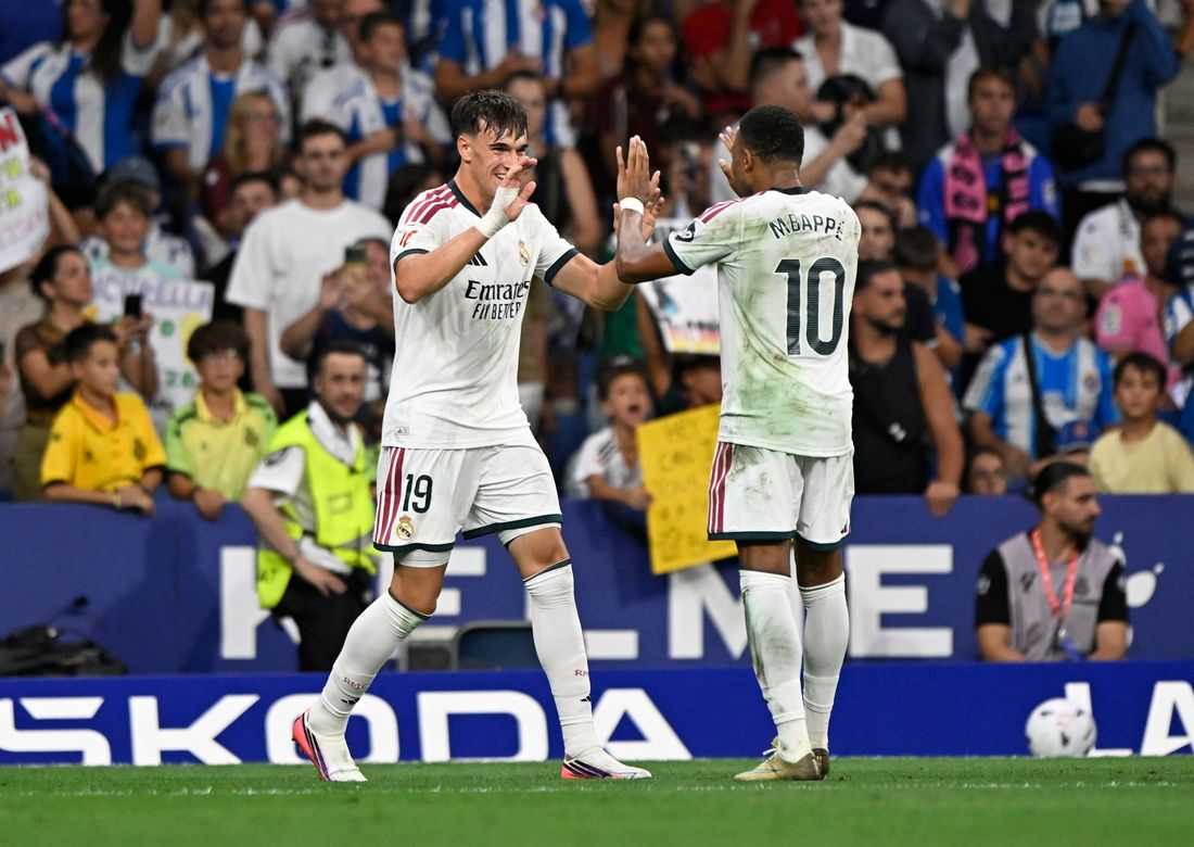 Soccer-Substitute Espi snatches last-gasp winner in Real Madrid LaLiga opener