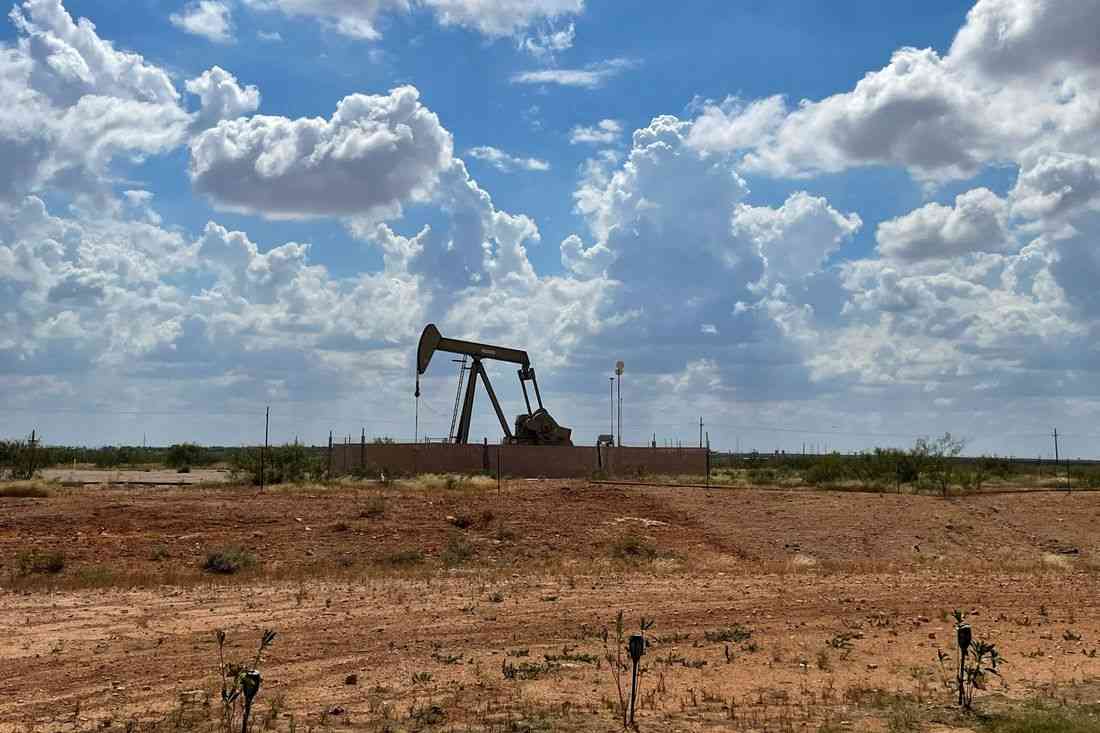 Oil on track for weekly loss even as Iran tensions simmer