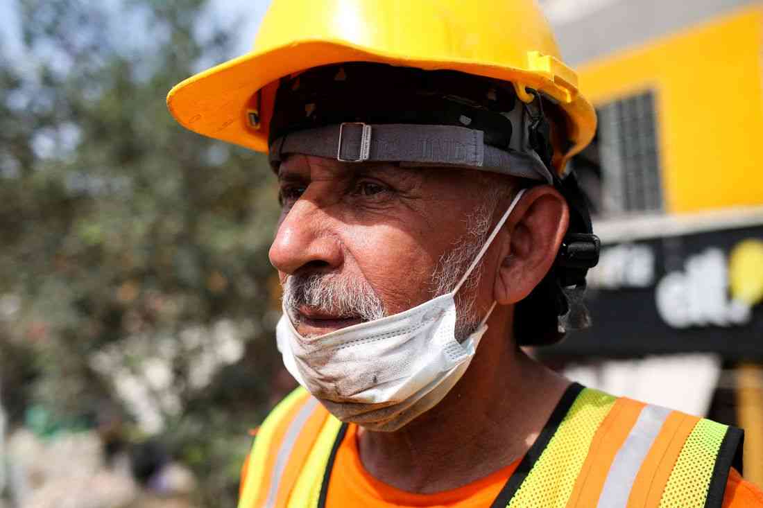 Veteran volunteer digs for survivors after Colombia quake
