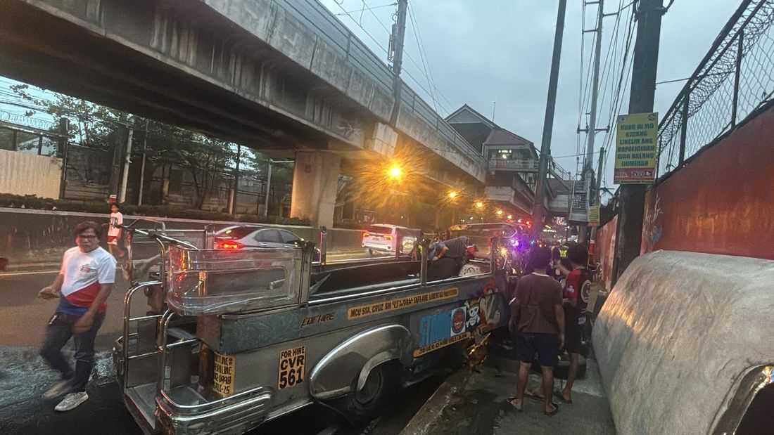 Jeepney carrying 20 passengers crashes into Meralco post in Caloocan-Manila border
