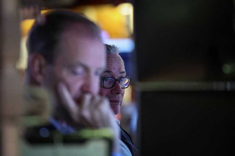 Stocks fall as oil and bond yields rise