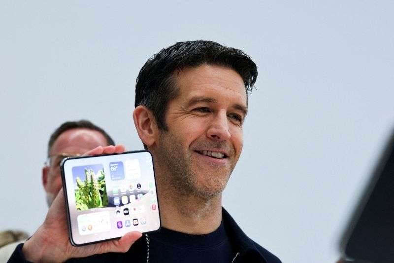 Analysis-Apple’s foldable iPhone poses a $1,999 question: Who is it for?