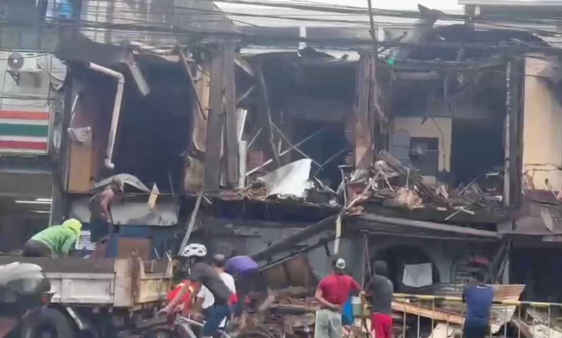 Tornado-hit apartment in Manila collapses