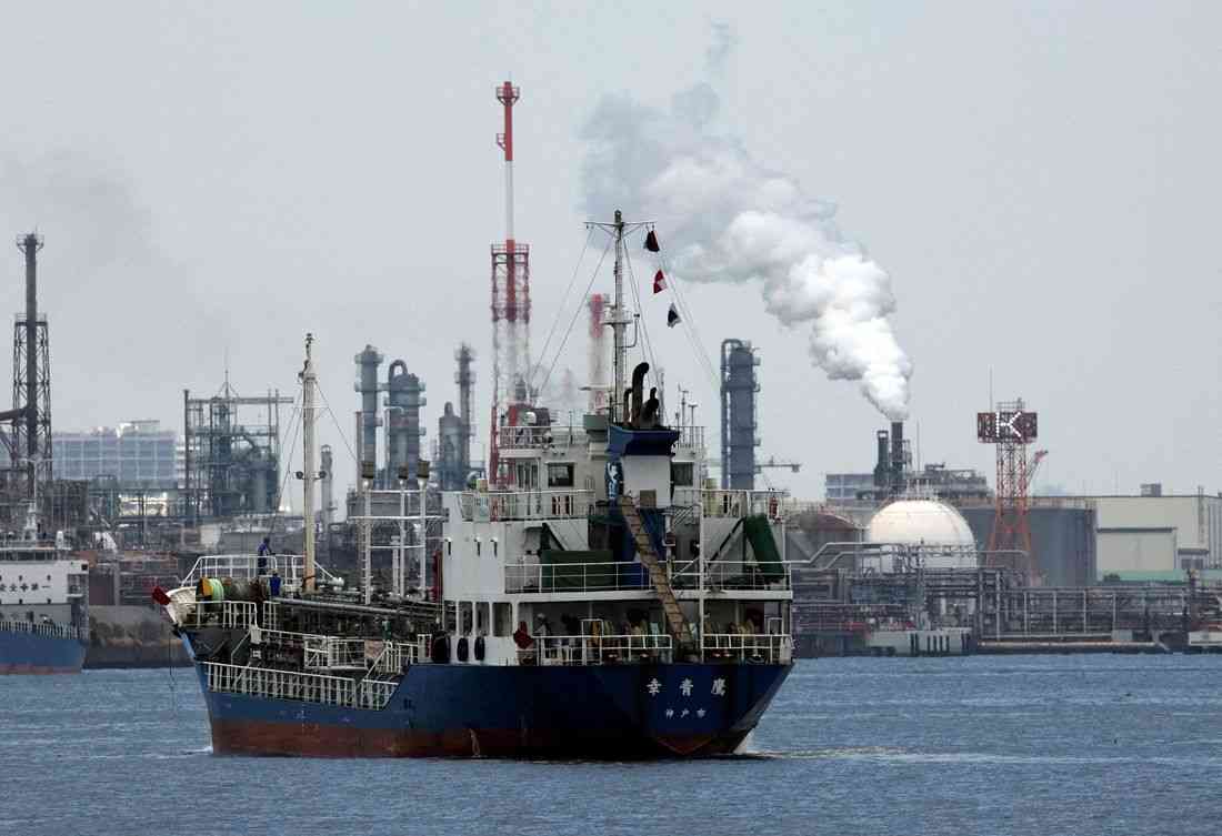 Oil prices rise for second session on continued Middle East supply concern