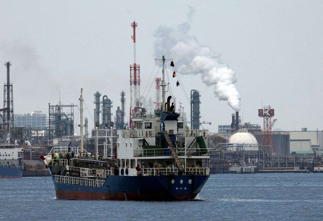 Oil prices rise for second session on continued Middle East supply concern