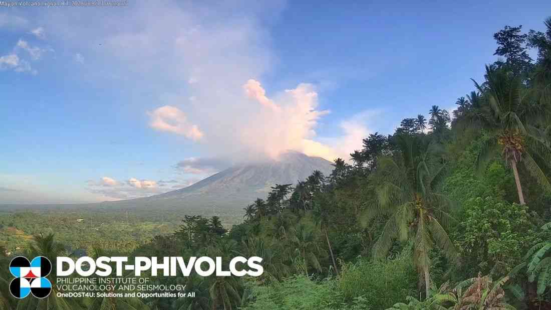 Mayon Volcano emits 600-meter high plume