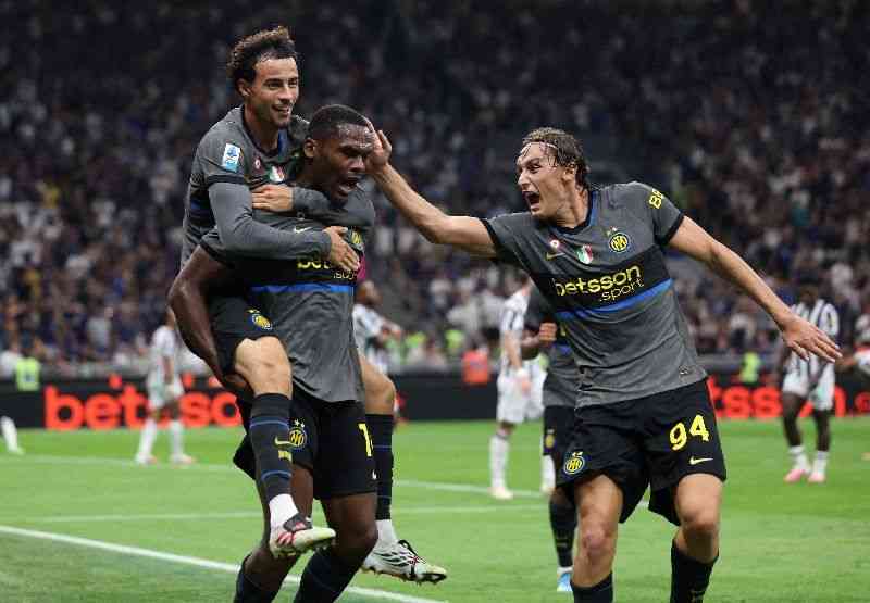 Soccer-Inter rally past Udinese to stay level with Roma at Serie A summit
