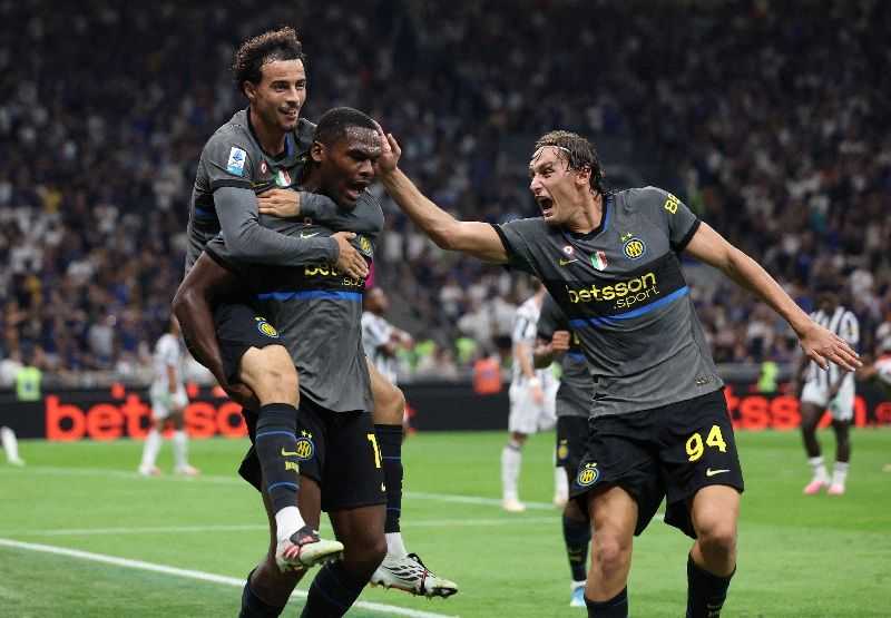Soccer-Inter rally past Udinese to stay level with Roma at Serie A summit