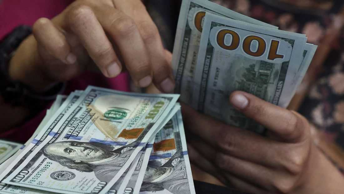 Dollar holds firm as US-Iran tensions lift oil, hawkish Fed bets build