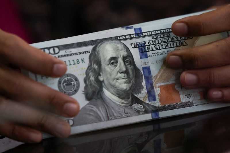 Dollar inches higher as 10-year Treasury yield climbs to highest since 2007