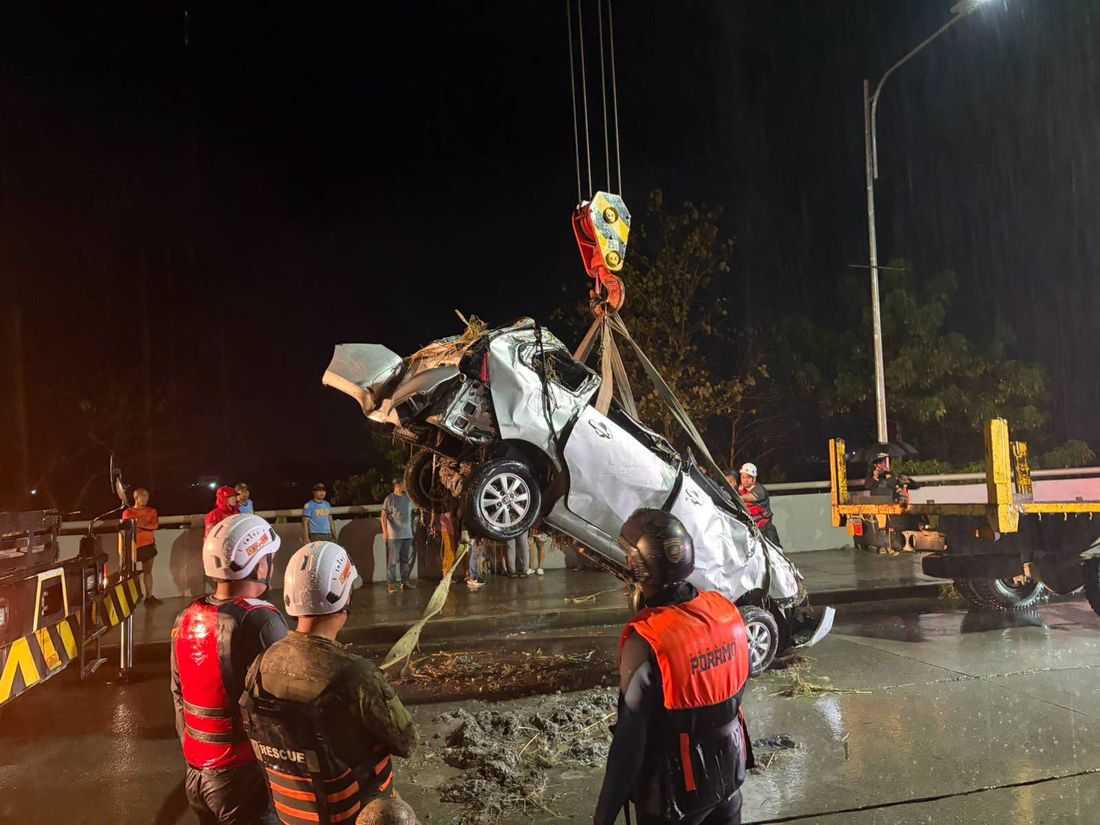 PCG recovers vehicle that plunged from Agana Bridge into Tarlac River