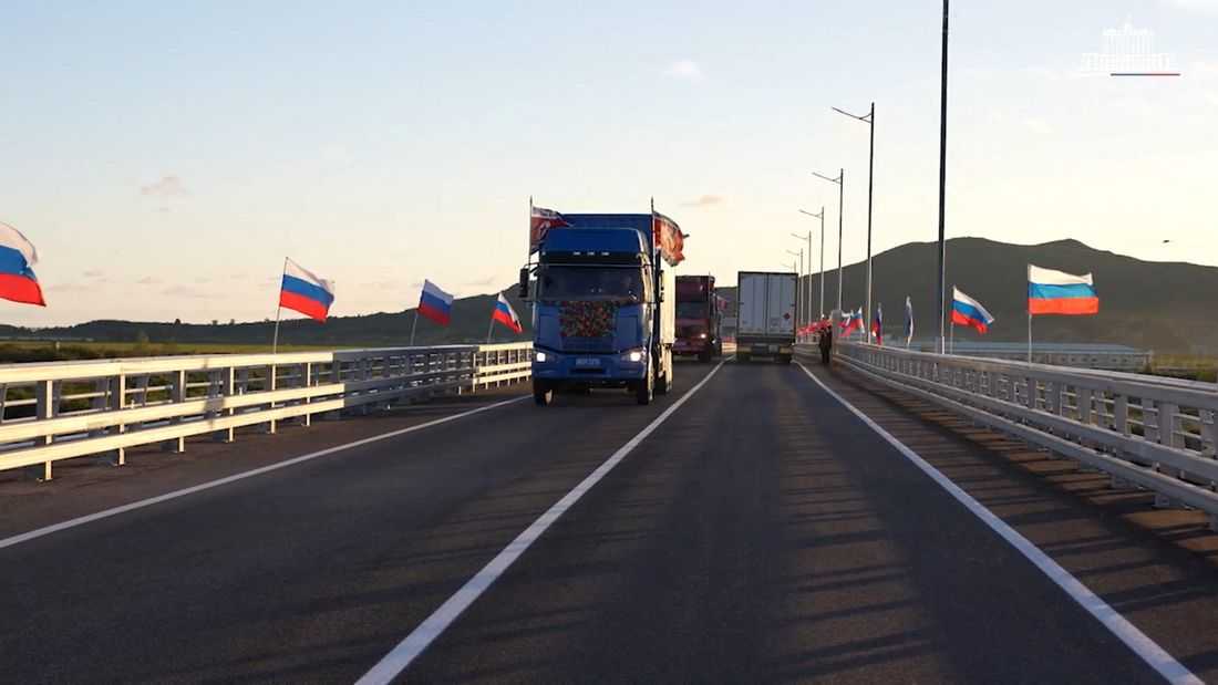 North Korea and Russia open their first road bridge, a symbol of expanding ties