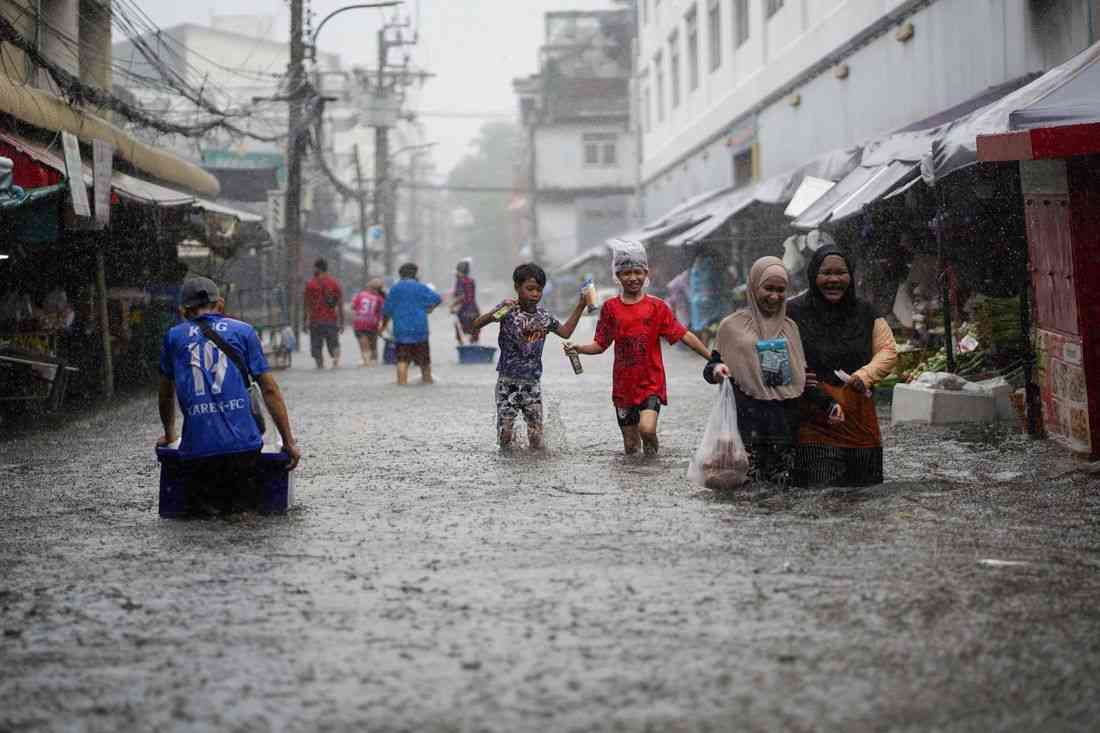Thousands huddle in Bangkok shelters as Thai flood damages seen at $320 million