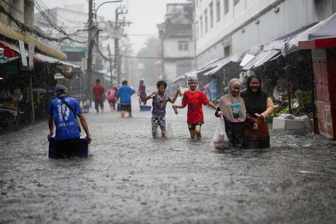 Thousands huddle in Bangkok shelters as Thai flood damages seen at $320 million