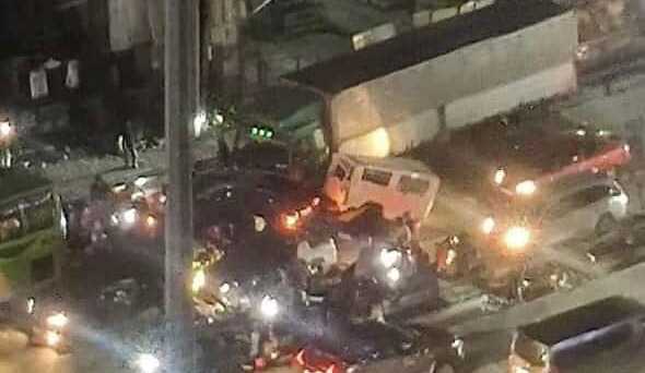 4 dead, 25 injured in multiple-vehicle crash on Katipunan Ave., QC