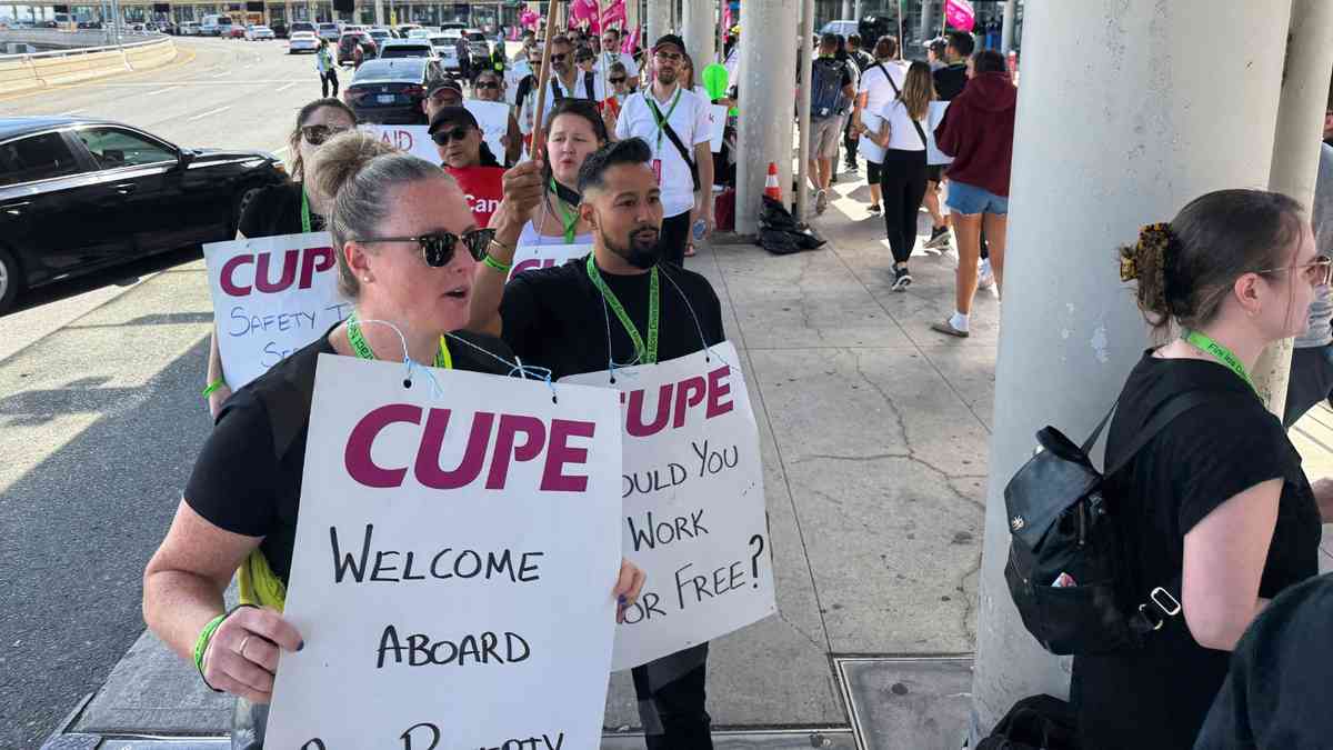 Air Canada cabin crew strike enters day four as talks resume