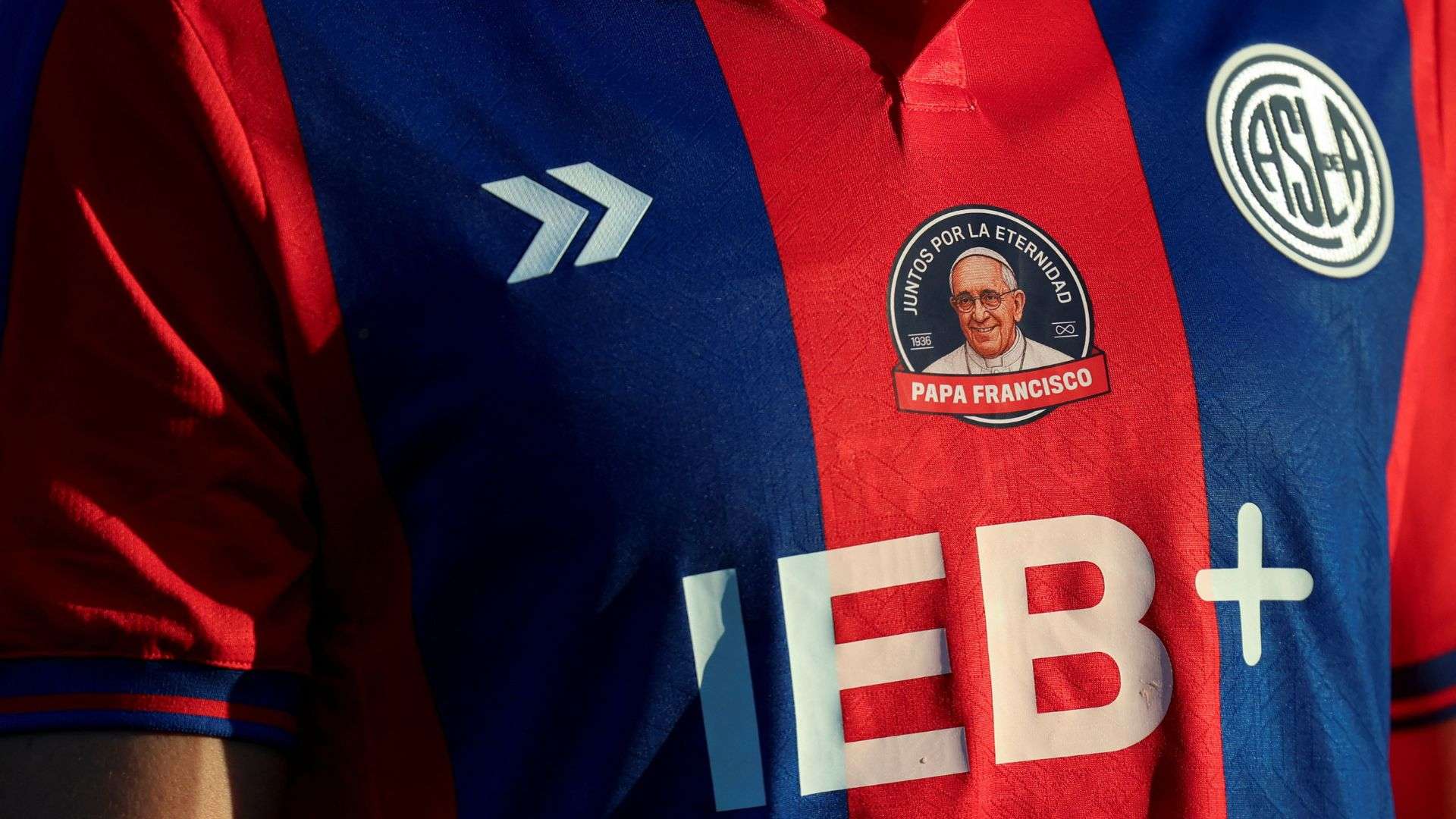 Argentina soccer team pays tribute to their holiest fan, Pope Francis