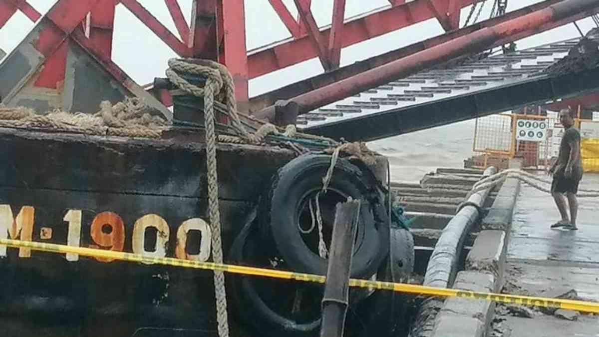 Barge carrier stranded along the shorelines of Rosario, Cavite