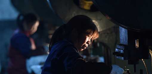 China's skidding factory sector taps brakes on economic recovery