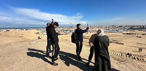 Desperate for news, Gazans struggle with mobile network