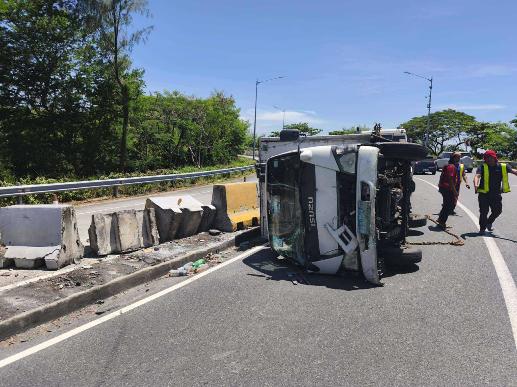 Driver, helper injured after delivery van crash into barrier in CAVITEX