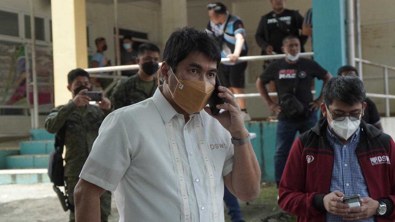 DSWD gives cash, food aid to victims of Abra earthquake