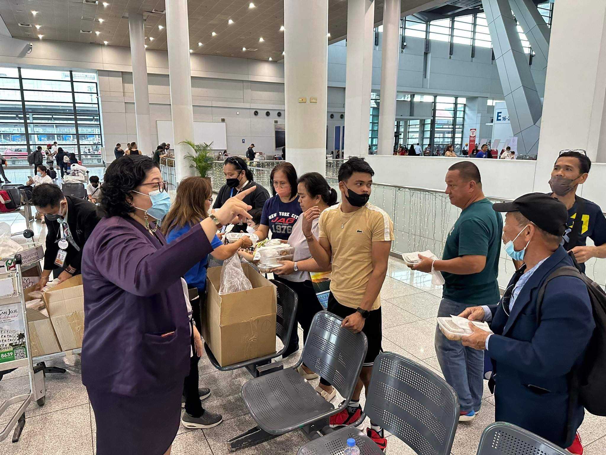 DZRH Operation Tulong distributes food packs to 1k stranded passengers in NAIA