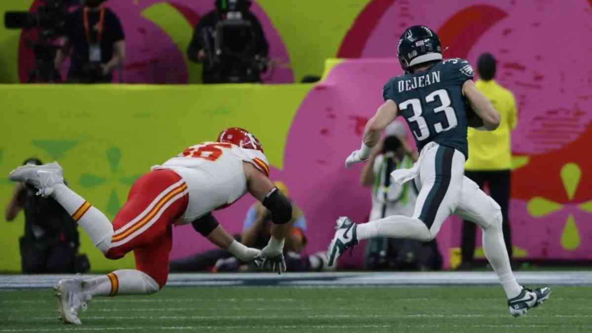 Eagles dominate Chiefs 24-0 at Super Bowl halftime
