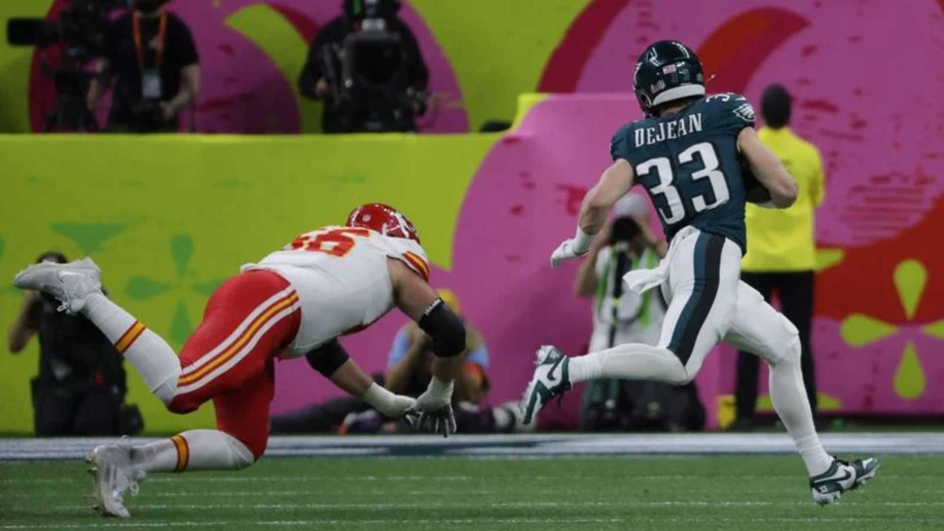 Eagles dominate Chiefs 24-0 at Super Bowl halftime