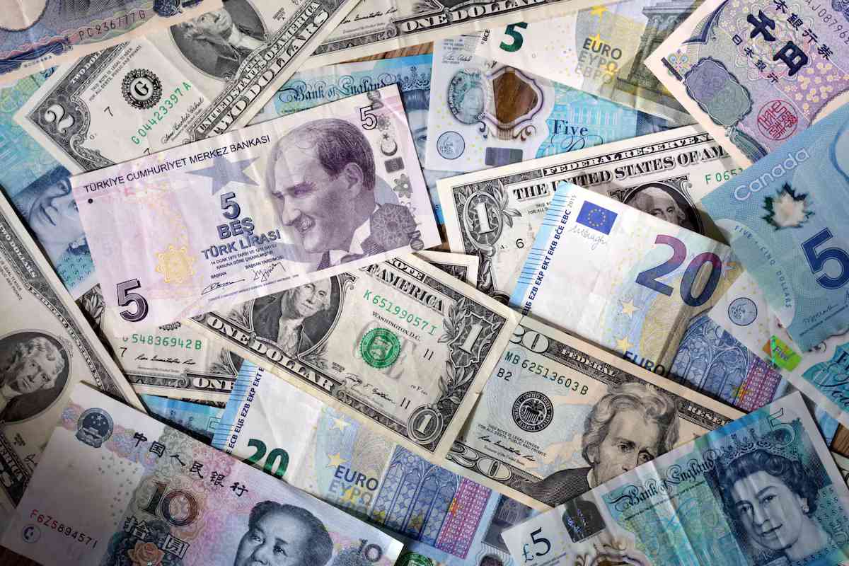 Euro eases after Trump threatens 30% tariffs on EU