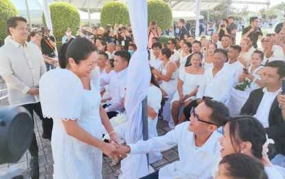 FL Liza Marcos shares marriage advice to couples during mass wedding