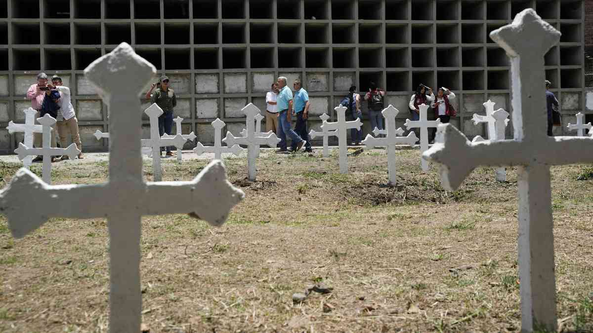 Former Colombian rebels and soldiers work together to exhume remains, give families closure