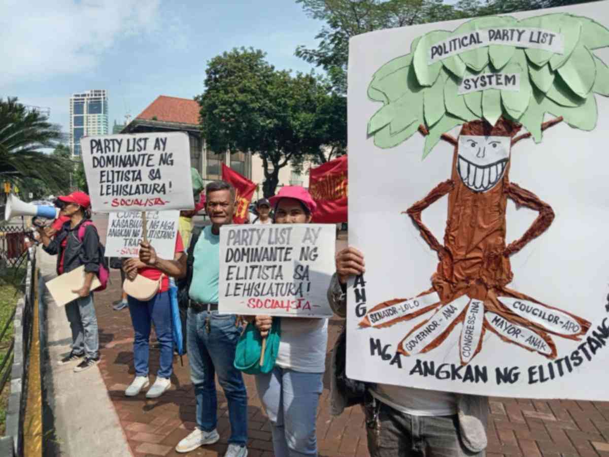 'Socialista group' protests partylist system outside COMELEC office