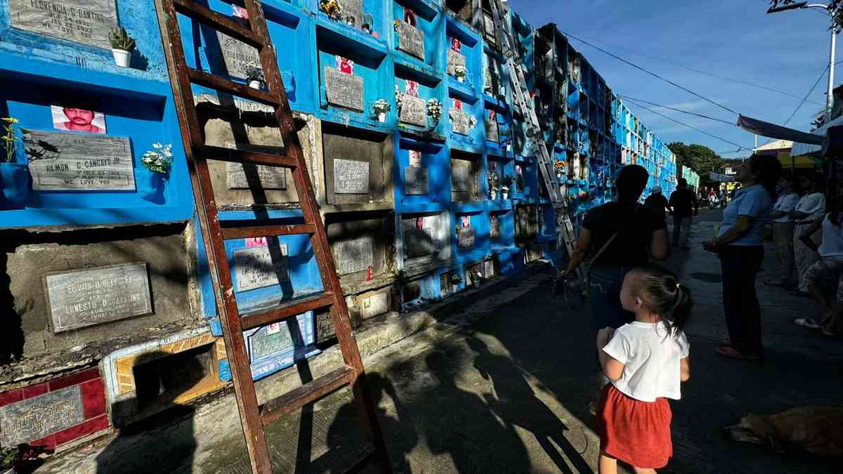 "Hagdan for rent" available at Novaliches Public Cemetery in observance of #Undas2024