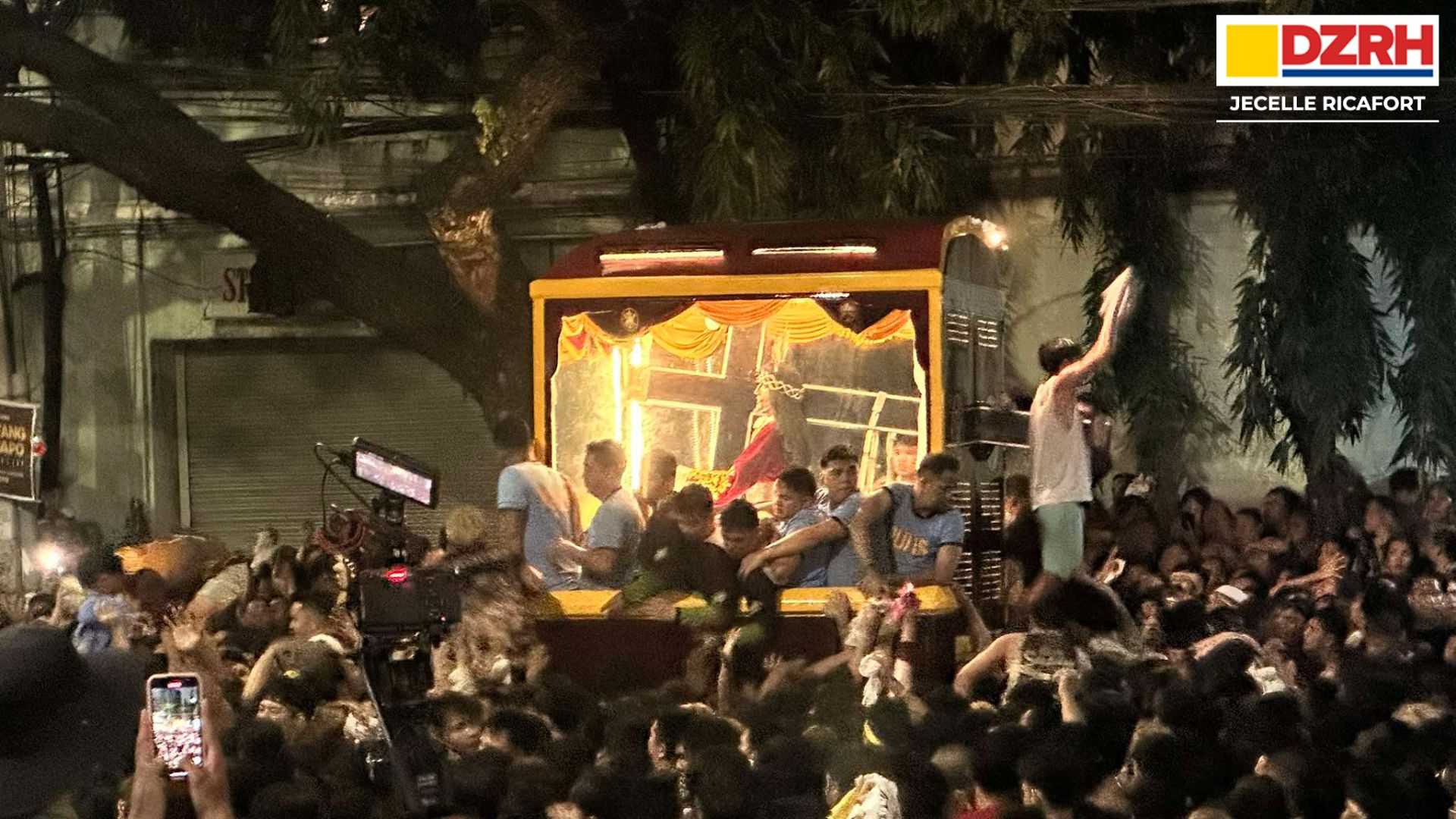 Hijos del Nazareno resort to manually push carriage as ropes snap during Traslacion 2025