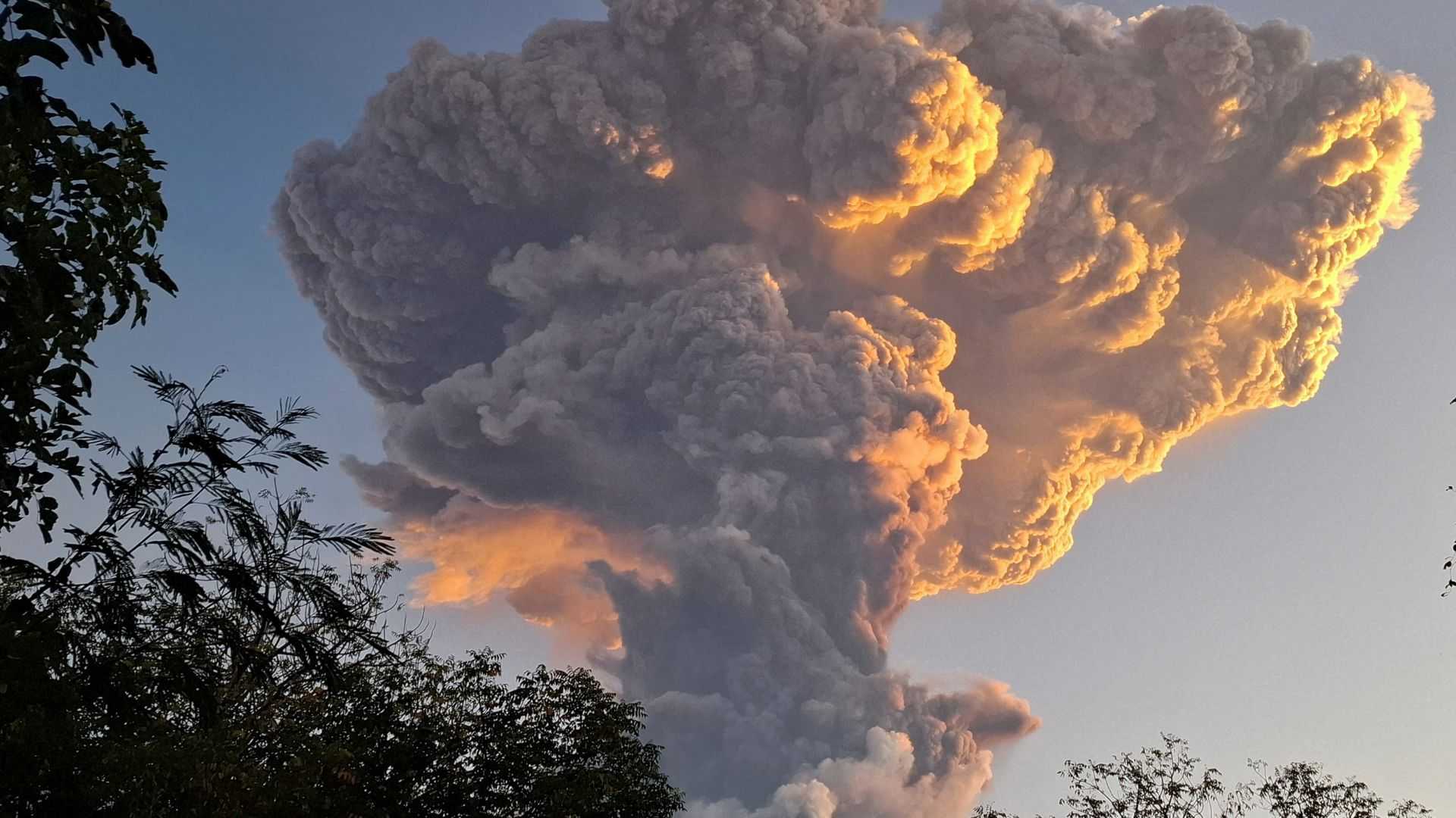 Indonesia's Mount Lewotobi Laki-laki spews 11 kilometre high ash cloud after eruption
